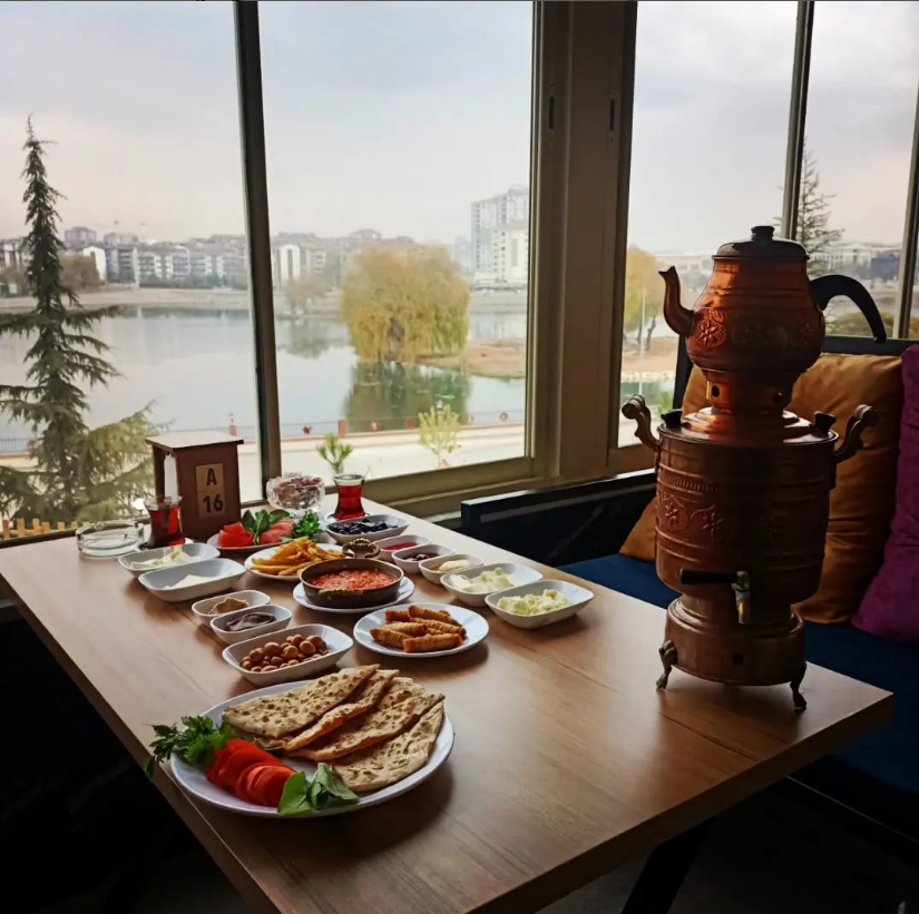 Göl manzaralı kahvaltı masası